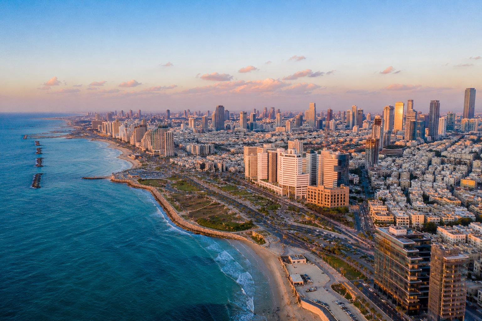 Vue aérienne de Tel Aviv, gratte-ciel face à la mer Méditerranée